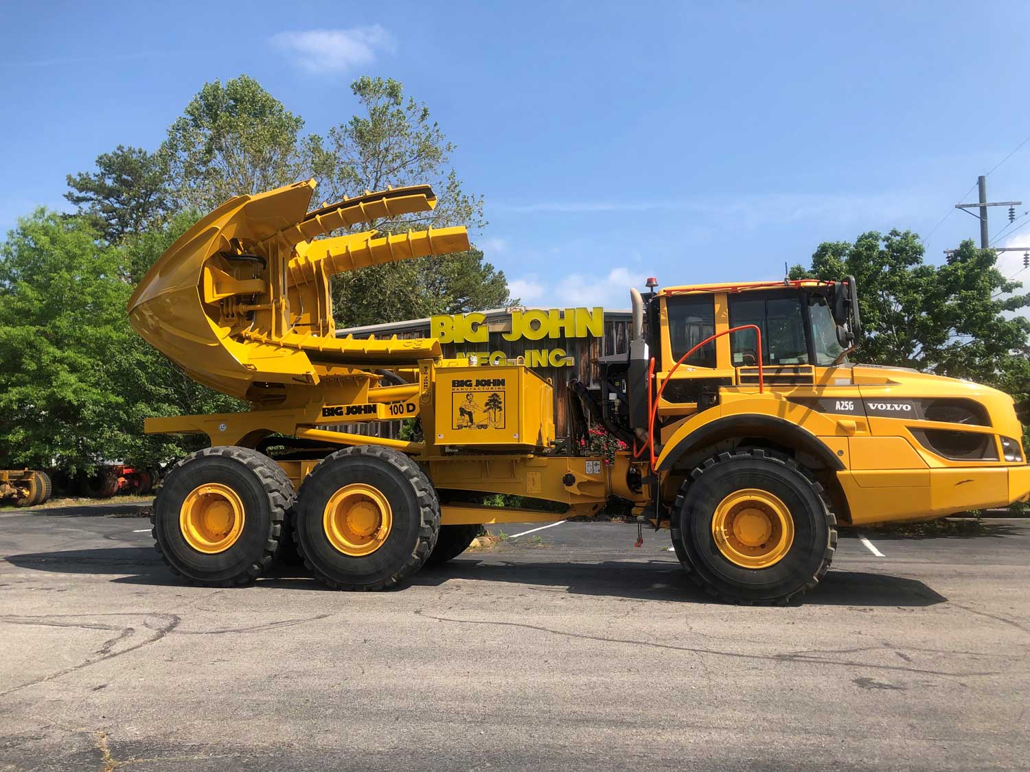 Custom-100D-off-road yellow truck carrying yellow tree spade